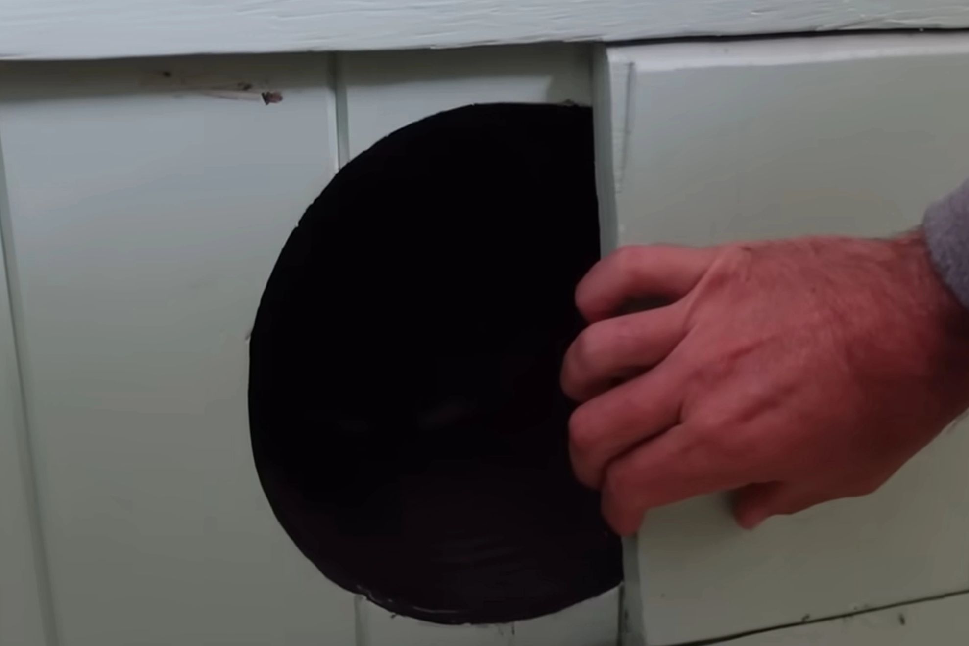 Cum îți poți răcori casa fără curent și fără aer condiționat.