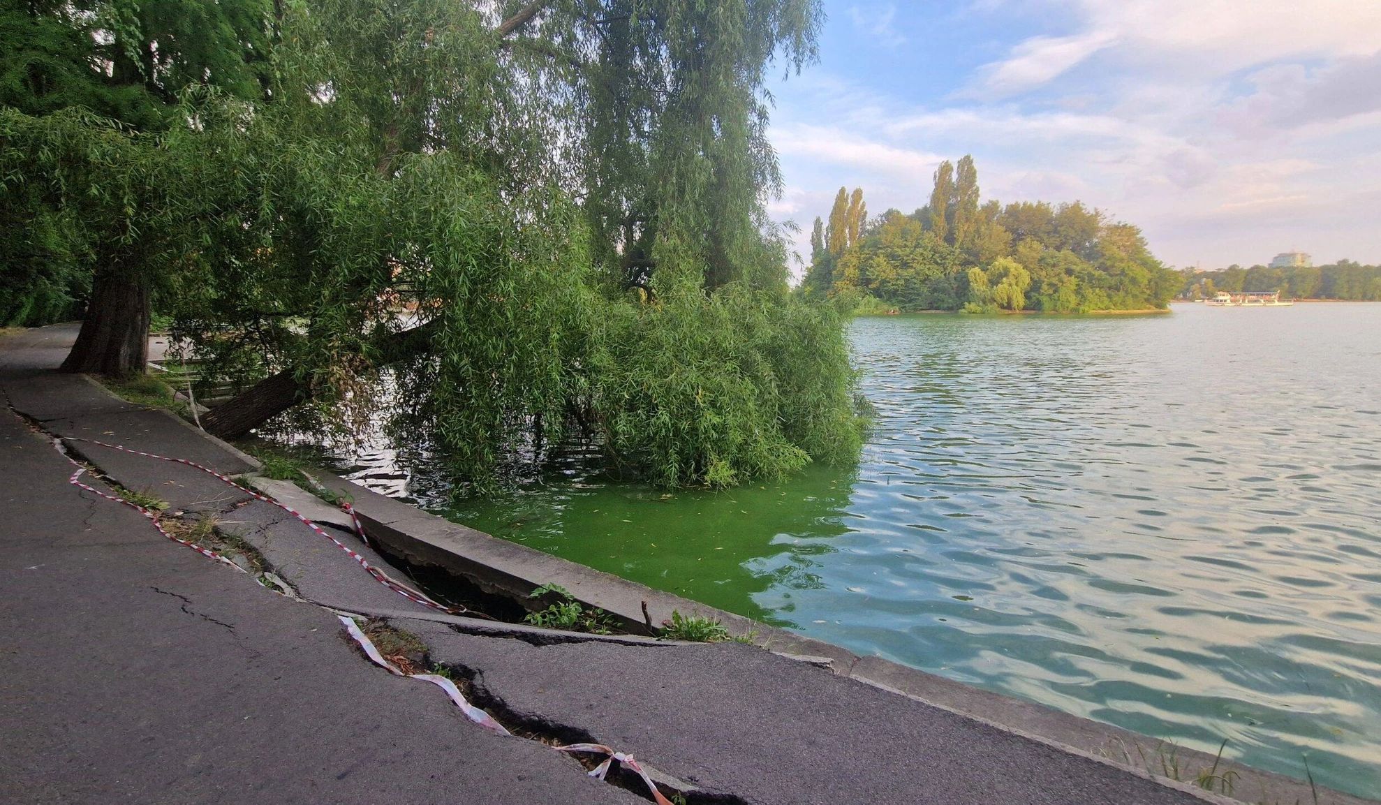 Se golește Lacul Herăstrău.
