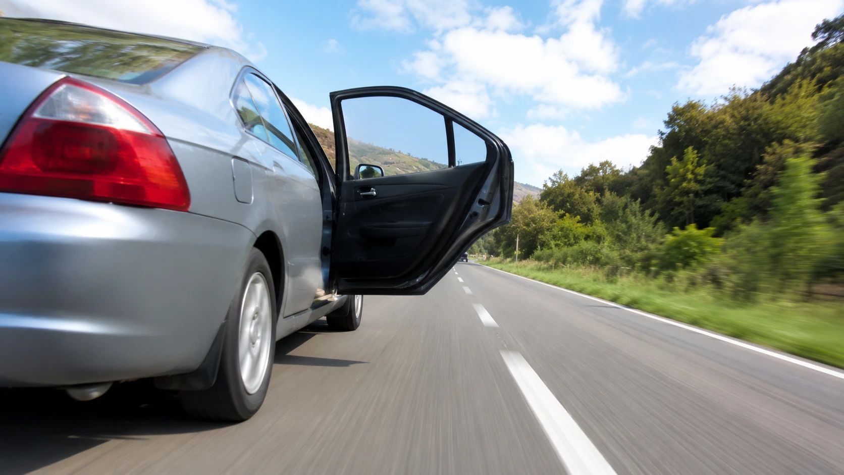 A sărit din mașina în mers și a murit lovit de două autoturisme