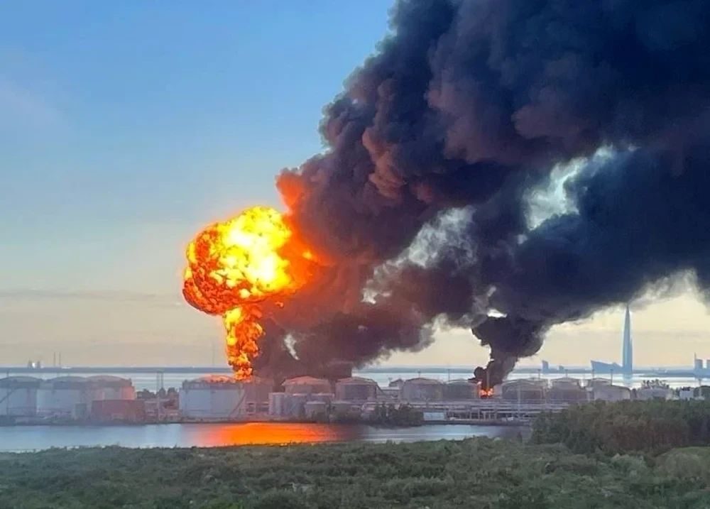 Petrolier în flăcări