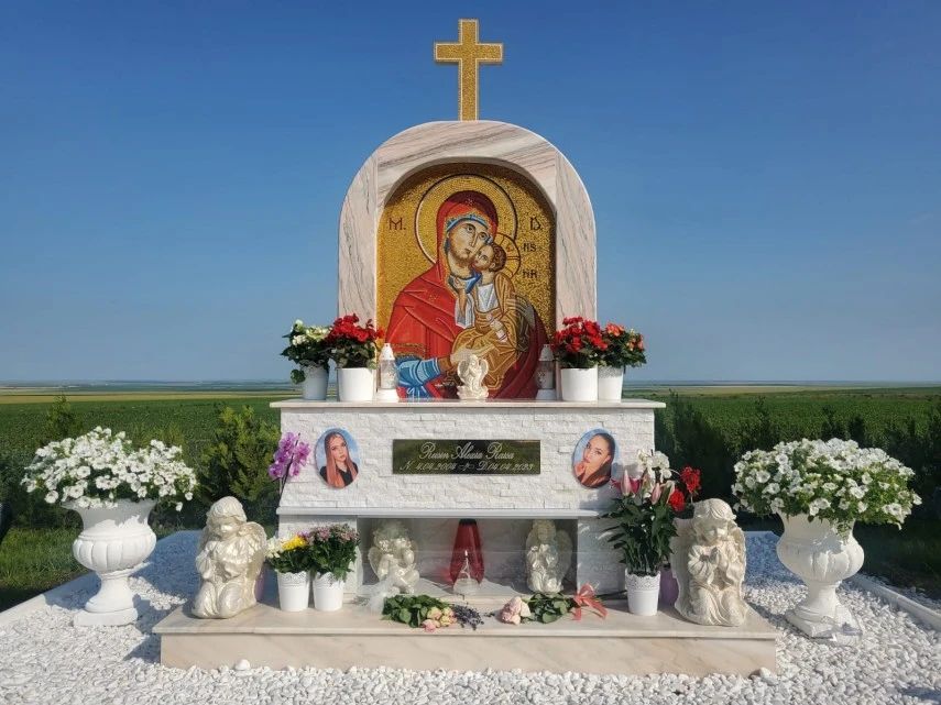 Troița în memoria tinerilor uciși
