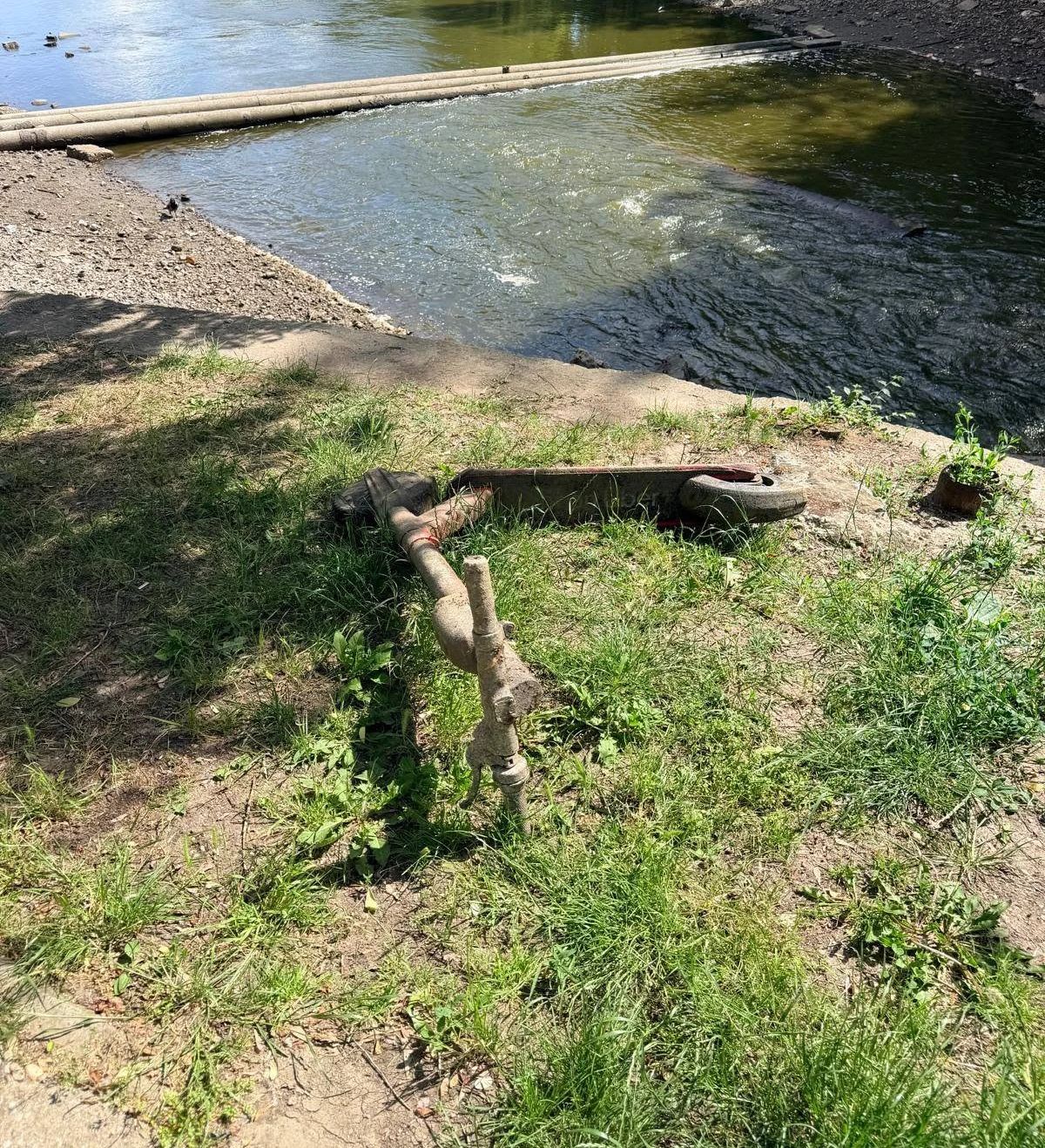 Trotinetă „de apă”, scoasă la iveală după golirea lacului Herăstrău. Foto/PMB