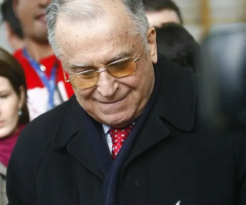 Iliescu atacă Guvernul pentru limitarea cumulului pensie-salariu