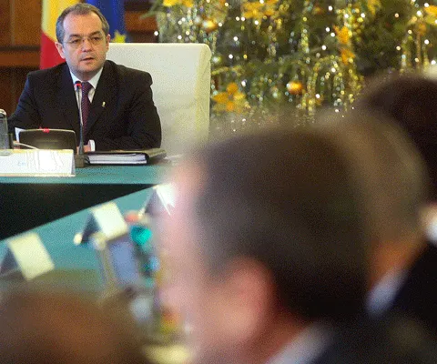 Guvernul invocă o decizie a CCR pentru fundamentarea OUG ce interzice cumulul pensii-salarii