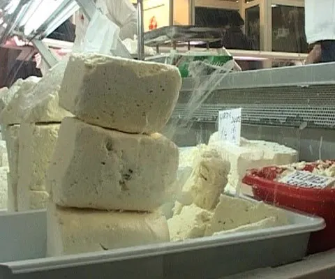 Micii producători trebuie să se înregistreze la direcţiile sanitare pentru a-şi putea vinde alimentele legal în pieţe
