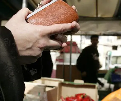 Deprecierea leului scumpeşte alimentele şi măreşte ratele bancare