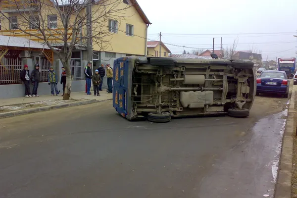 Accident în Bucureşti, o maşină s-a răsturnat