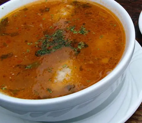 Un bărbat a muşcat dintr-un chiştoc de ţigară, care plutea într-o ciorbă servită la un restaurant din Bucureşti