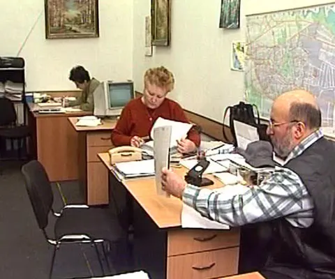 Funcţionarii publici ameninţă cu proteste dacă nu li se majorează salariile