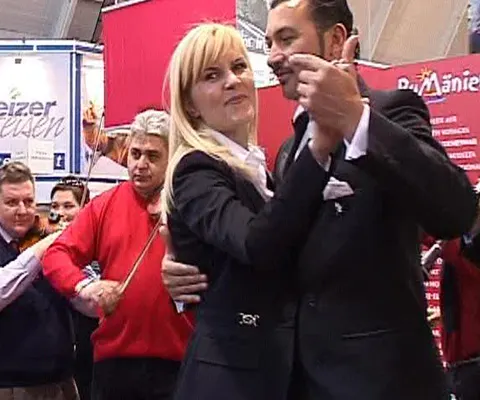 Elena Udrea a dansat cu turiştii la târgul de profil din Germania