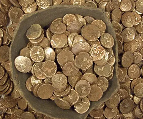 O colecţie de peste 800 de monede de aur a fost găsită, în Marea Britanie