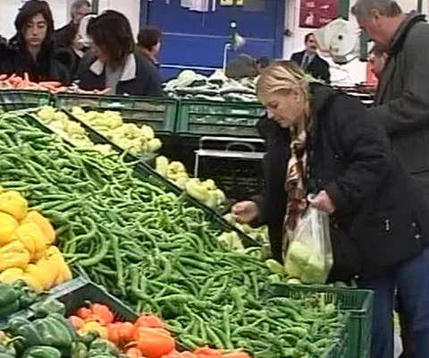 Alimentele de bază se vor scumpi din cauza deprecierii leului