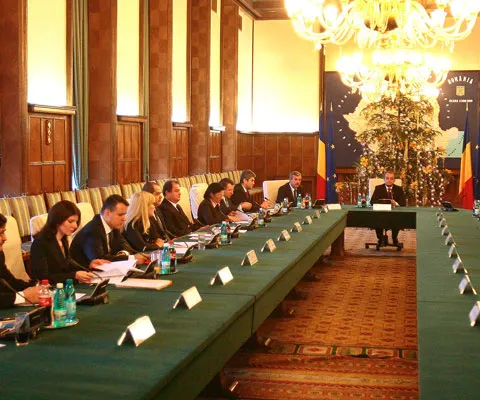 Guvernul reduce cu 20% numărul de posturi din administraţia centrală