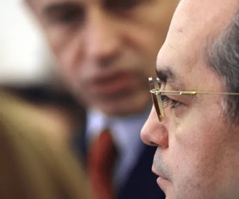 EXCLUSIV GÂNDUL: Planul anticriză al României costă 7 miliarde de euro. Pensiile şi salariile din documentul lui Boc rămân mici. Geoană îl contrazice