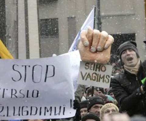 Protestele violente dau bătăi de cap UE