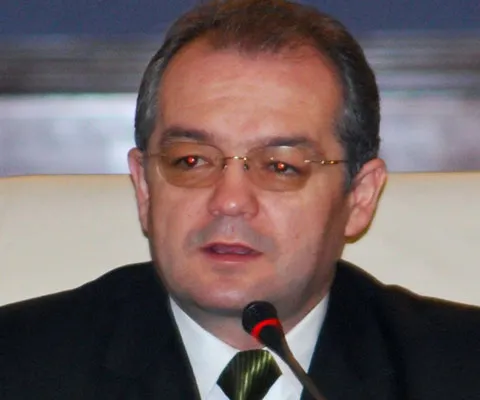 Guvernul ia în calcul blocarea contribuţiei la pensiile obligatorii la 2% din salariu în 2009