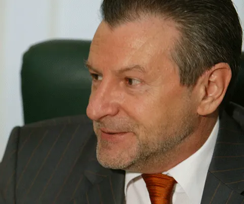 Costumele Armani din subordinea ministerelor scapă de concedierile anunţate de Boc
