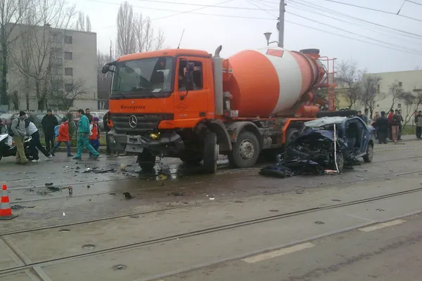 Accident grav pe b-dul 1 Decembrie din Capitală