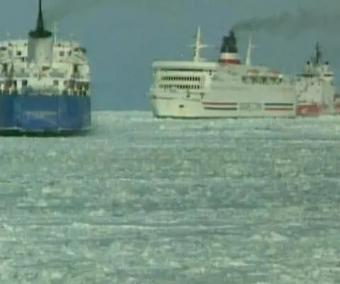 Un feribot cu 300 de oameni la bord a rămas blocat în gheaţă, în Canada