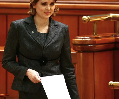 NewsIn: Roberta Anastase a trimis Comisiei juridice anexele dosarelor lui Năstase şi scrisoarea Laurei Codruţa Kovesi