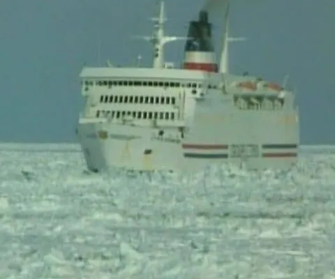 Un feribot cu 300 de oameni la bord a rămas blocat în gheaţă în Canada