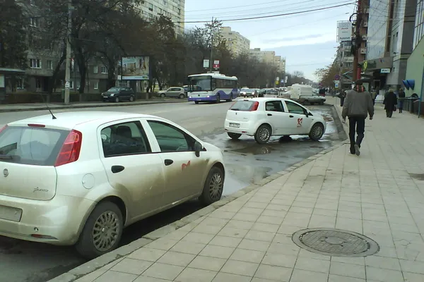 Maşină Realitatea TV oprită în staţia de autobuz