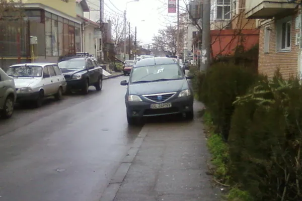 Pietonii, încurcaţi de maşinile parcate pe trotuar