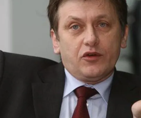 Crin Antonescu candidează condiţionat la şefia PNL