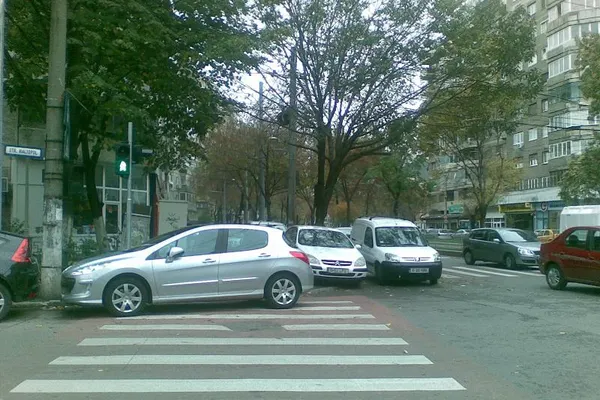 Maşină parcată pe trecerea de pietoni