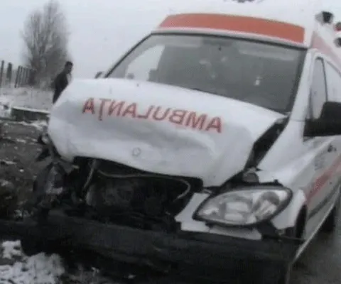 O ambulanţă din judeţul Gorj a fost implicată într-un accident rutier
