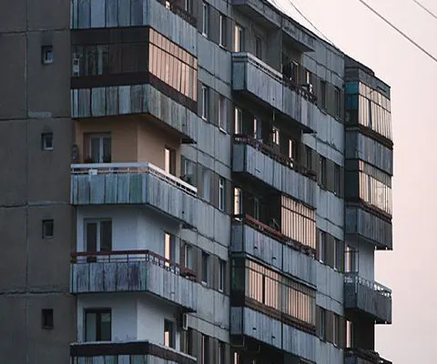 REVISTA PRESEI: TVA-ul de 5% ieftineşte locuinţele