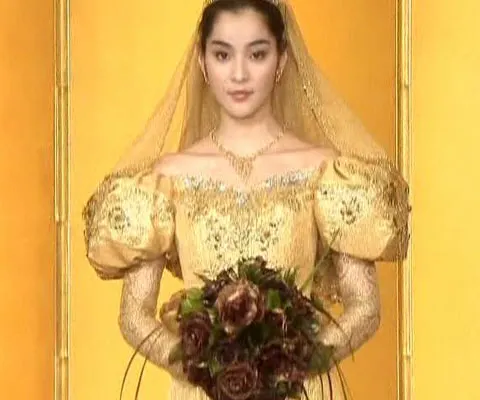 Un creator nipon a prezentat două modele de diademe de aur