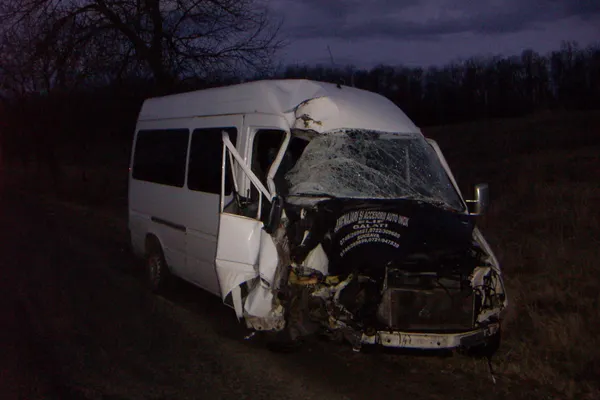 Un microbuz a fost implicat într-un accident pe DN2F