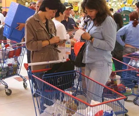 Supermarketurile au impus furnizorilor de alimente taxe mai mari ca în 2008