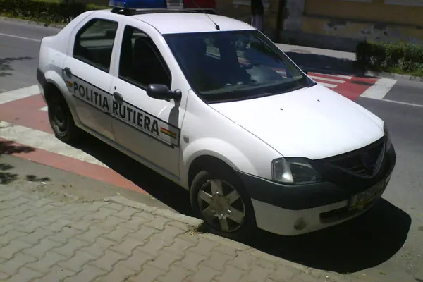 Maşina poliţiei rutiere parcată pe trecerea de pietoni
