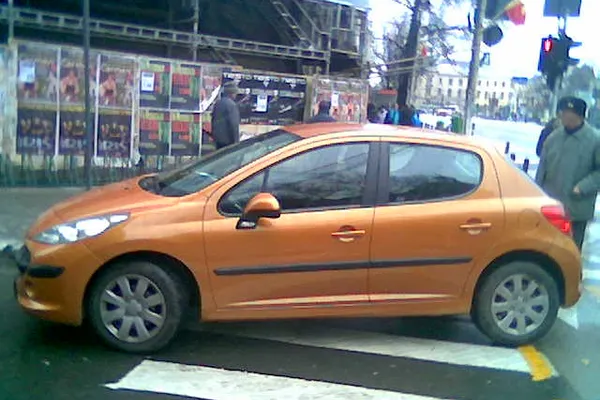 Permis de nesimţire, parcat pe trecerea de pietoni în Bucureşti