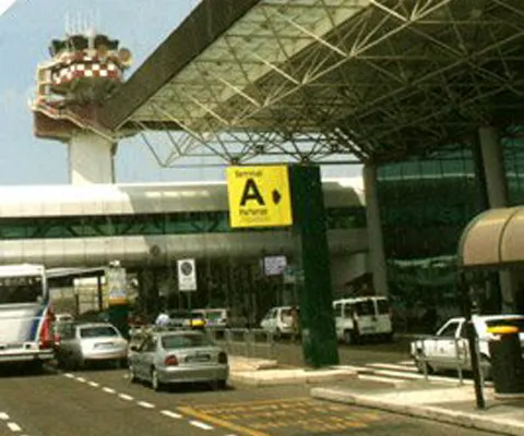 Patru români arestaţi în Italia, după ce au făcut scandal pe aeroport