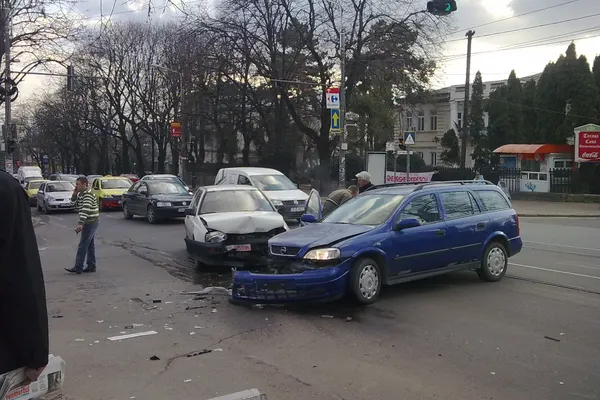Accident în Iaşi, 2 maşini au fost implicate