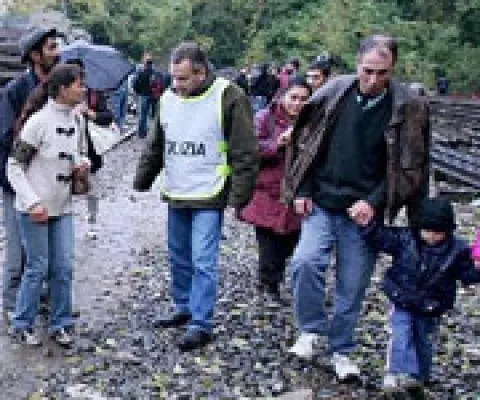 Doi tineri au încercat să incendieze patru barăci locuite de români, în Italia