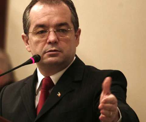 Emil Boc: Guvernul va sprijini Primăria Capitalei pentru a finaliza construcţia pasajului Basarab