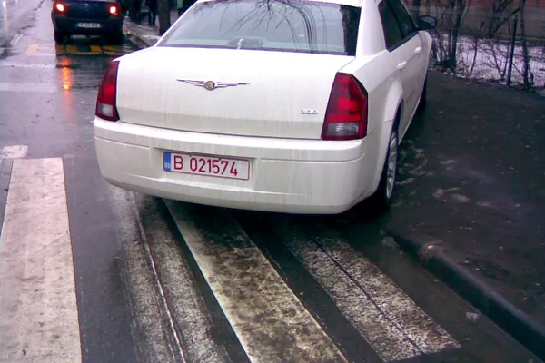 Autovehicul parcat pe o trecere de pietoni din Bucureşti