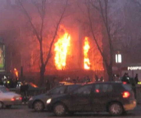 Un incendiu a izbucnit vineri dimineaţă la o casă de lângă Guvern
