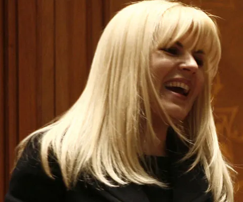 Elena Udrea susţine că hotelurile conduse de soţul ei nu vor accepta tichete de vacanţă