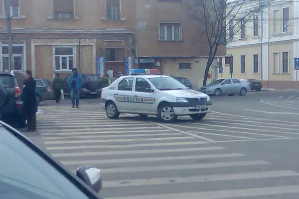 O maşină a poliţiei a fost parcată pe trecerea de pietoni