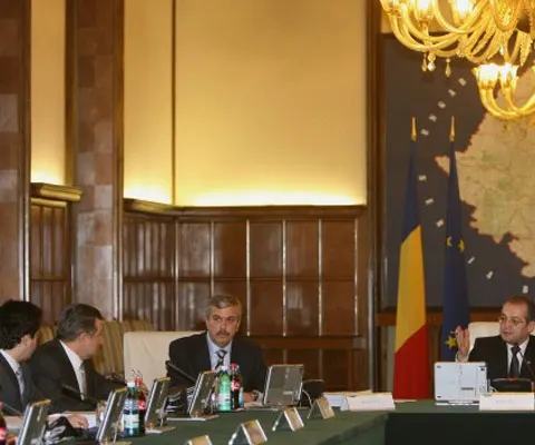 Guvernul amână aplicarea legii privind reţinerea datelor electronice