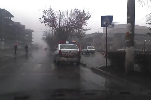 Poliţia în acţiune, parcată pe trecerea de pietoni