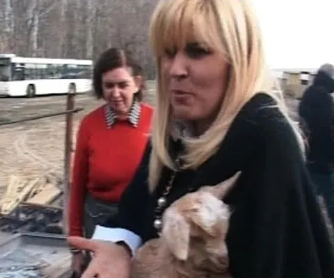 Elena Udrea s-a distrat la petrecerea organizată de Mircea Dinescu la conacul de la Cetate