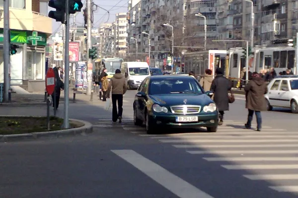 Maşină parcată pe trecerea de pietoni