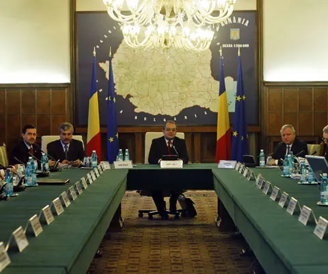 Salariile bugetarilor vor creşte doar în raport cu inflaţia, iar posturile vacante rămân blocate, anunţă Guvernul