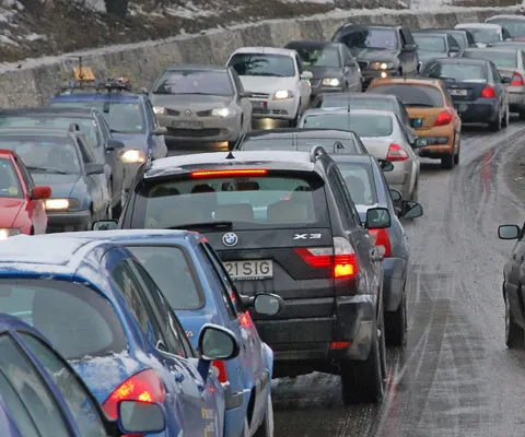 Şoferii implicaţi în scandalul permiselor ar putea deveni pietoni